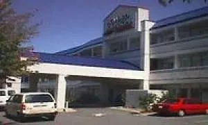 kontakty Howard Johnson Inn Airport
